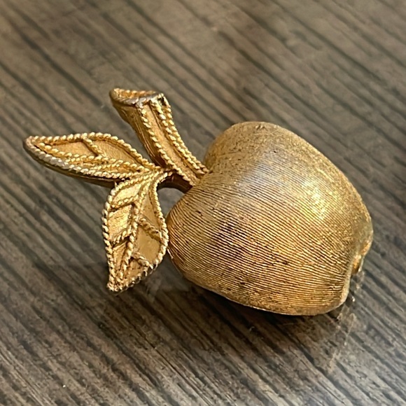 Vintage 1974 AVON “Gilded Apple” Pin Gold-tone Apple Brooch - Picture 3 of 16